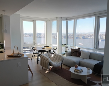 West 38th Street - Photo Thumbnail 3