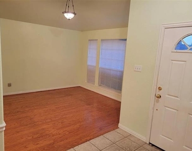 1424 Chapman Drive - Photo Thumbnail 3