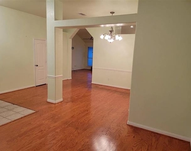 1424 Chapman Drive - Photo Thumbnail 4