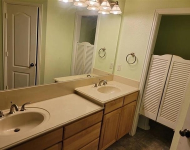 1424 Chapman Drive - Photo Thumbnail 6