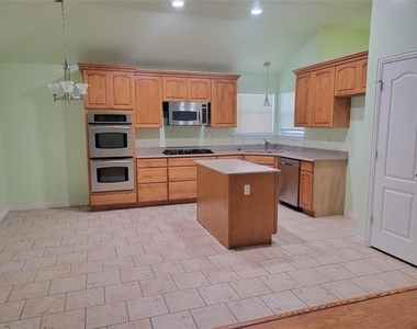 1424 Chapman Drive - Photo Thumbnail 2