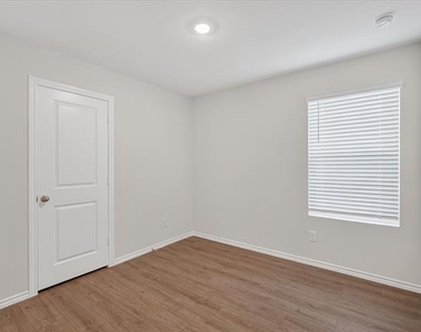 1164 Northfield Drive - Photo Thumbnail 11