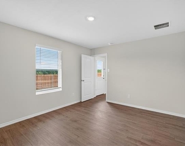 1164 Northfield Drive - Photo Thumbnail 9