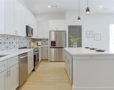 2805 Weisenberger Street - Photo Thumbnail 2
