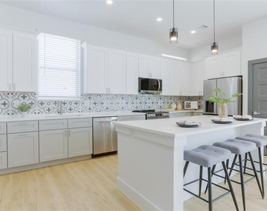 2805 Weisenberger Street - Photo Thumbnail 3