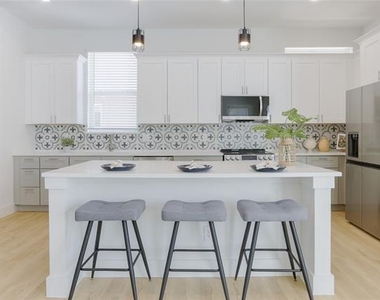 2805 Weisenberger Street - Photo Thumbnail 4
