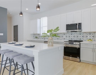 2805 Weisenberger Street - Photo Thumbnail 5