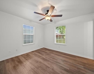 404 W Day Street - Photo Thumbnail 15