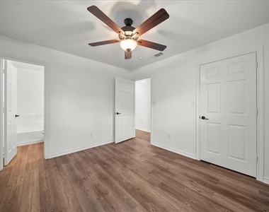 404 W Day Street - Photo Thumbnail 16