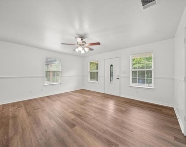 404 W Day Street - Photo Thumbnail 4