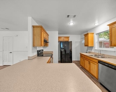 404 W Day Street - Photo Thumbnail 7