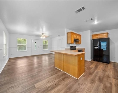 404 W Day Street - Photo Thumbnail 6