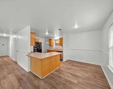404 W Day Street - Photo Thumbnail 5
