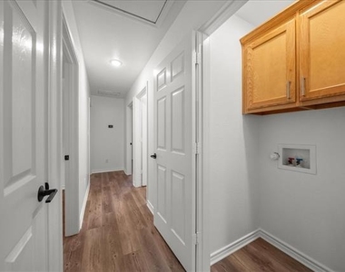 404 W Day Street - Photo Thumbnail 11