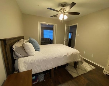 1107 N Locust Street - Photo Thumbnail 8
