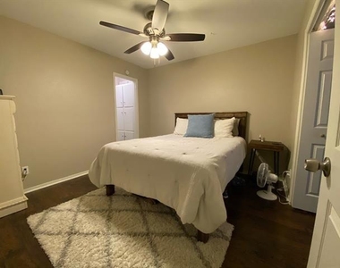 1107 N Locust Street - Photo Thumbnail 9