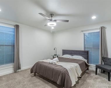 921 S Waverly Drive - Photo Thumbnail 3