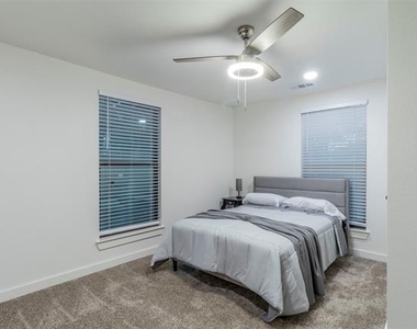 921 S Waverly Drive - Photo Thumbnail 5