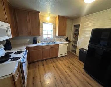 900 W Avenue F - Photo Thumbnail 3