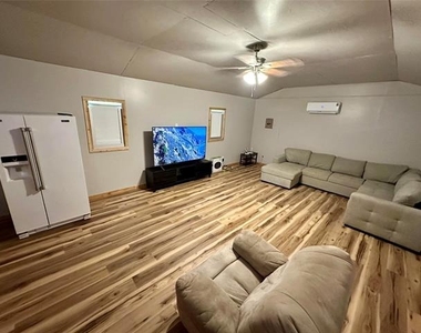 900 W Avenue F - Photo Thumbnail 2