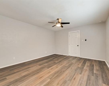 2203 Salem Drive - Photo Thumbnail 10
