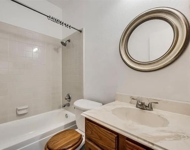 812 Melville Drive - Photo Thumbnail 11