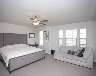 2653 Kings Canyon Mews - Photo Thumbnail 14