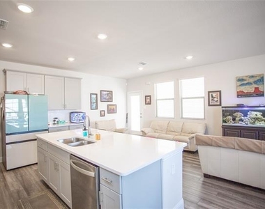 2653 Kings Canyon Mews - Photo Thumbnail 10