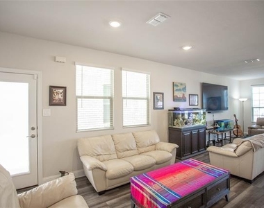 2653 Kings Canyon Mews - Photo Thumbnail 7