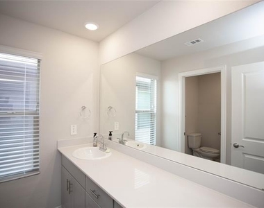 2653 Kings Canyon Mews - Photo Thumbnail 19
