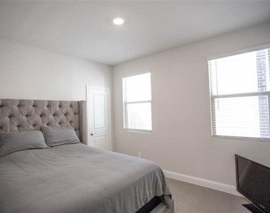 2653 Kings Canyon Mews - Photo Thumbnail 12