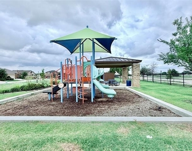 1009 Cushing Drive - Photo Thumbnail 16