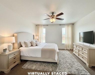 1009 Cushing Drive - Photo Thumbnail 5