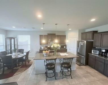 1009 Cushing Drive - Photo Thumbnail 3
