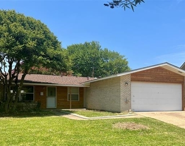 802 Kingswood Avenue - Photo Thumbnail 8