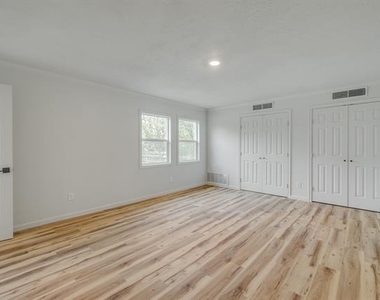2929 Sayles Boulevard - Photo Thumbnail 26