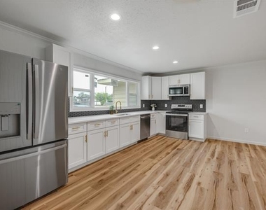 2929 Sayles Boulevard - Photo Thumbnail 2