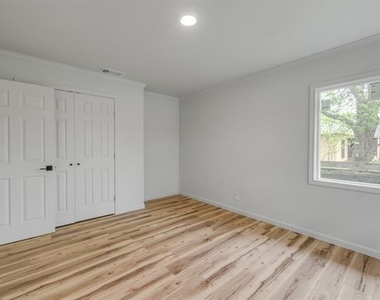 2929 Sayles Boulevard - Photo Thumbnail 20