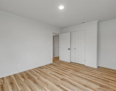 2929 Sayles Boulevard - Photo Thumbnail 19