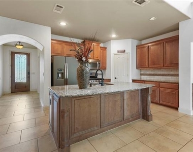 1204 E Shawnee Drive - Photo Thumbnail 6