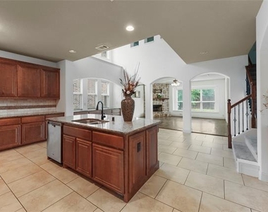 1204 E Shawnee Drive - Photo Thumbnail 8