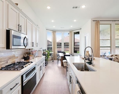 1535 Calcot Lane - Photo Thumbnail 16