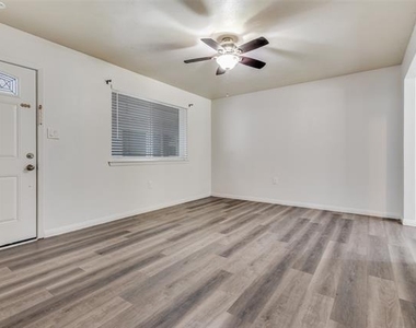 428 N Dallas Avenue - Photo Thumbnail 2