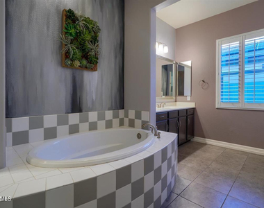 7570 W Quail Avenue - Photo Thumbnail 18