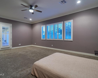 7570 W Quail Avenue - Photo Thumbnail 16