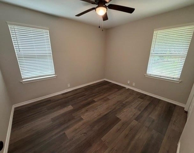 1311 Manor Drive - Photo Thumbnail 9