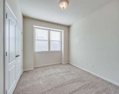 628 Gray Stone Lane - Photo Thumbnail 8