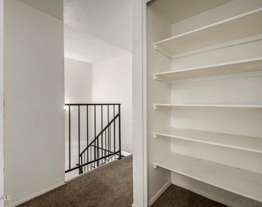 3109 W Harmont Drive - Photo Thumbnail 8