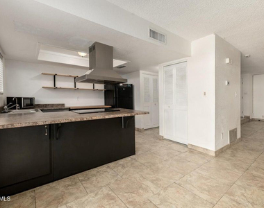 3109 W Harmont Drive - Photo Thumbnail 2
