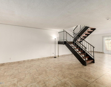 3109 W Harmont Drive - Photo Thumbnail 7